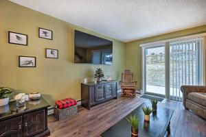 ein Wohnzimmer mit Couch und Tisch in der Unterkunft Cozy Ski-InandSki-Out Condo on Magic Mountain in Londonderry