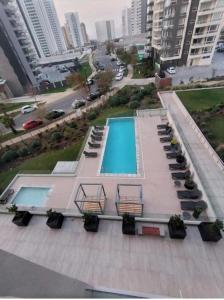 vista sulla piscina di una città di Hermoso Departamento dunas de concon a Concón