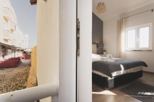 1 dormitorio con 1 cama en una habitación en Best Houses 04 - Loft in the Heart of Peniche en Peniche