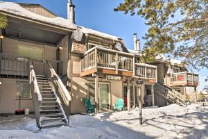 ein Haus mit zwei Stühlen im Schnee in der Unterkunft Walk to Winter Park Bus From Fraser Condo! in Fraser