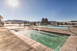 ein Swimmingpool mitten in einem Hof in der Unterkunft Walk to Winter Park Bus From Fraser Condo! in Fraser