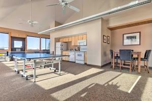 ein Wohnzimmer mit Tischtennisplatte und eine Küche in der Unterkunft Walk to Winter Park Bus From Fraser Condo! in Fraser