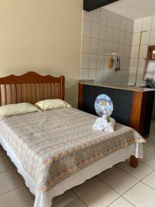 um quarto com uma cama com um bicho de peluche em Pousada Chales Madu em Ubatuba