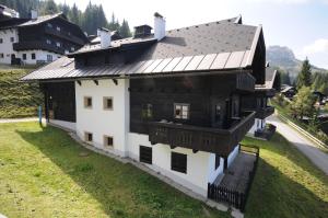 an overhead view of a house with a roof at Alpenhäuser Marcius in Sonnenalpe Nassfeld
