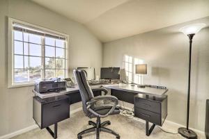 un ufficio con scrivania, computer e sedia di Castro Valley Home with Bay Area Views! a Castro Valley