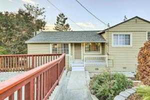 una casa con una recinzione di legno di fronte ad essa di Castro Valley Home with Bay Area Views! a Castro Valley