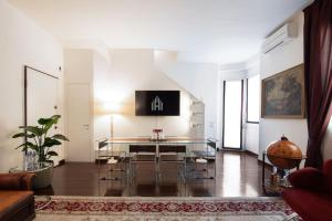 ein Wohnzimmer mit einem Glastisch und einem Sofa in der Unterkunft Spiga Duplex Suites by Montenapoleone Living in Mailand