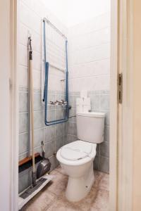 uma casa de banho com um WC e um chuveiro em Citadel Manor Apartment em Budapeste