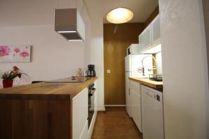 エンプリアブラバにあるBasic Comfort Apartment Gran Reserva 0070のキッチン(白いキャビネット、白い冷蔵庫付)