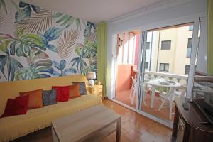 エンプリアブラバにあるBasic Comfort Apartment Gran Reserva 0070のリビングルーム(黄色のソファ、バルコニー付)