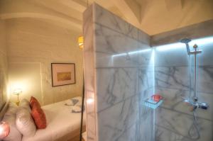 La salle de bains est pourvue d'une douche avec un banc et une douche. dans l'établissement Impressive & stylish Palazzino in Valletta DDEM1-3, à La Valette