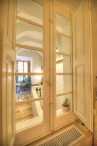d'une armoire en bois avec une fenêtre. dans l'établissement Impressive & stylish Palazzino in Valletta DDEM1-3, à La Valette