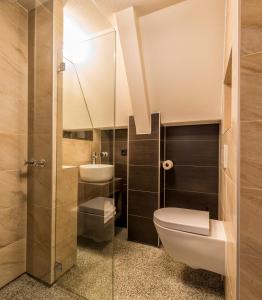 La salle de bains est pourvue de toilettes et d'un lavabo. dans l'établissement Mr. Jordaan, à Amsterdam