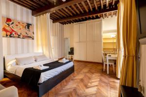 Un dormitorio con una cama y una mesa. en Prince's Suite - Budget Rooms & Apt Piazza Del Popolo, en Roma