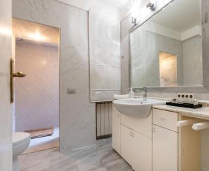 ローマにあるPrince's Suite - Budget Rooms & Apt Piazza Del Popoloのバスルーム(洗面台、トイレ、鏡付)