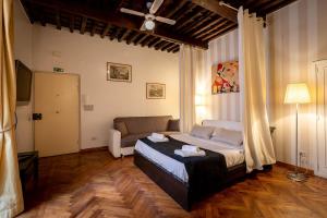 ローマにあるPrince's Suite - Budget Rooms & Apt Piazza Del Popoloのベッドルーム(大型ベッド1台、ソファ付)