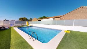 ein Pool mit gelbem Frisbee im Hof in der Unterkunft Casa Rosalia - A Murcia Holiday Rentals Property in Torre-Pacheco