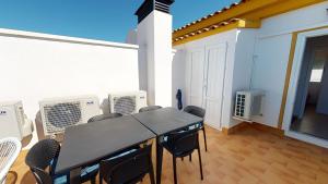 ein Esszimmer mit einem Tisch, Stühlen und Klimaanlage in der Unterkunft Casa Rosalia - A Murcia Holiday Rentals Property in Torre-Pacheco
