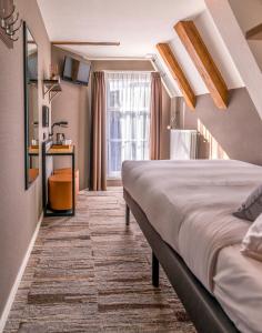 une chambre d'hôtel avec un lit et une fenêtre dans l'établissement Mr. Jordaan, à Amsterdam