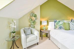 1 dormitorio con 1 cama, 1 silla y 1 mesa en Luxury Townhouse with parking near Bars and Restuarants, en Tavistock