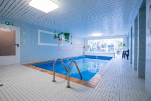 Una gran piscina en una habitación con en Berghotel Waidmannsheil en Battenberg