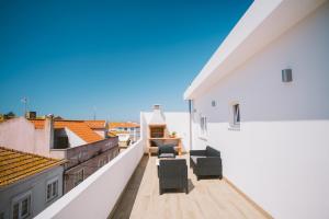 Best Houses 30 - Terrace Peniche في بينيش: اطلالة من الشرفة على شقة ذات مباني بيضاء