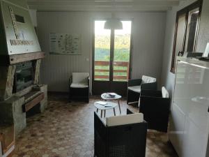 Televízia a/alebo spoločenská miestnosť v ubytovaní Gîte des 4 éléments