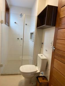 uma casa de banho com um WC e um chuveiro em 105 Condo Dreamland Apts BeachFront - Taipu de Fora em Marau