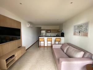 sala de estar con sofá y cocina en 105 Condo Dreamland Apts BeachFront - Taipu de Fora, en Maraú