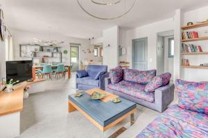 ein Wohnzimmer mit zwei Sofas und einem Tisch in der Unterkunft Villa Iremía in Ampelas