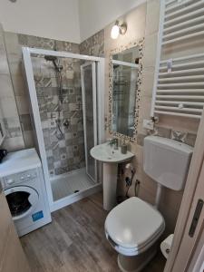 a bathroom with a toilet and a sink and a shower at Il Torrione in Poggio Bustone