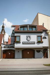 un edificio bianco con un cartello sulla parte anteriore di Penzion Pod Radnicí a Hustopeče