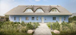 una casa azul con techo de gambrel en ReetTraum Prerow, en Prerow