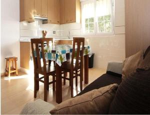 カルノータにあるApartment - 2 Bedrooms with Sea views - 01883のキッチン(テーブル、椅子2脚付)、キッチン(カウンター付)