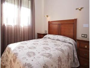 カルノータにあるApartment - 2 Bedrooms with Sea views - 01883のベッドルーム1室(ベッド1台、ドレッサー、窓付)