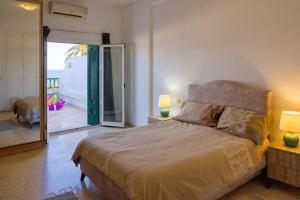 a bedroom with a bed and a view of the ocean at Appartement avec Terrasse VUE MER in La Marsa