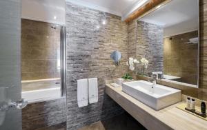 ein Badezimmer mit Waschbecken und Dusche in der Unterkunft Anatolia Hotel in Thessaloniki