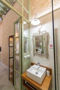 uma casa de banho com um lavatório e um espelho em Judería de Sevilla I Luxury Apartments em Sevilha