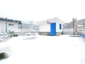 OYO Rooftop Hostel v zimě