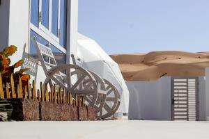 un edificio bianco con un cartello sul lato di Blue Dome Chalet شاليه القبة الزرقاء a Al Raka