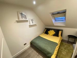 a small bedroom with a bed and a window at Cosy North London 2 Bed Apartment in Woodside Park- Close to Station and Central London in Totteridge
