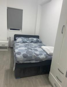 ein kleines Schlafzimmer mit einem Bett und einem Fenster in der Unterkunft Apartman Jolić in Zlatibor