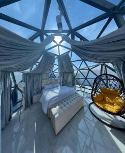 Ліжко або ліжка в номері Blue Dome Chalet شاليه القبة الزرقاء