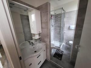 A bathroom at Masco apartments Még 5 kép