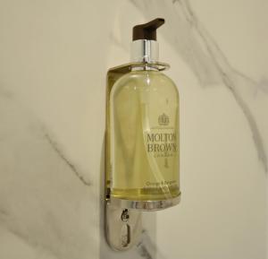 butelka mydła leży na ladzie w obiekcie The Warren Apartment w mieście Greenock