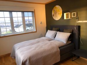 1 dormitorio con 1 cama y 2 ventanas en Villa Mafini, en Akureyri