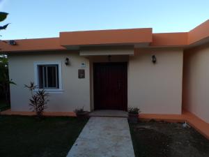 ein Haus mit einer Tür davor in der Unterkunft Casa Linda beautiful Villa in Sosúa