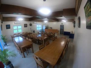 - une salle à manger avec des tables et des chaises dans l'établissement Boulder-Bay Residences, à Basco