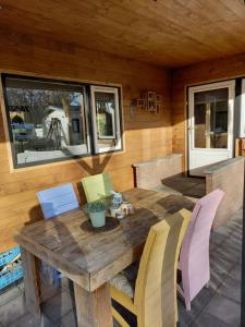 een houten tafel en stoelen op een patio bij 't uiltje in Ermelo