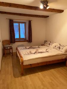 Hotel und Restaurant Alpina房間的床